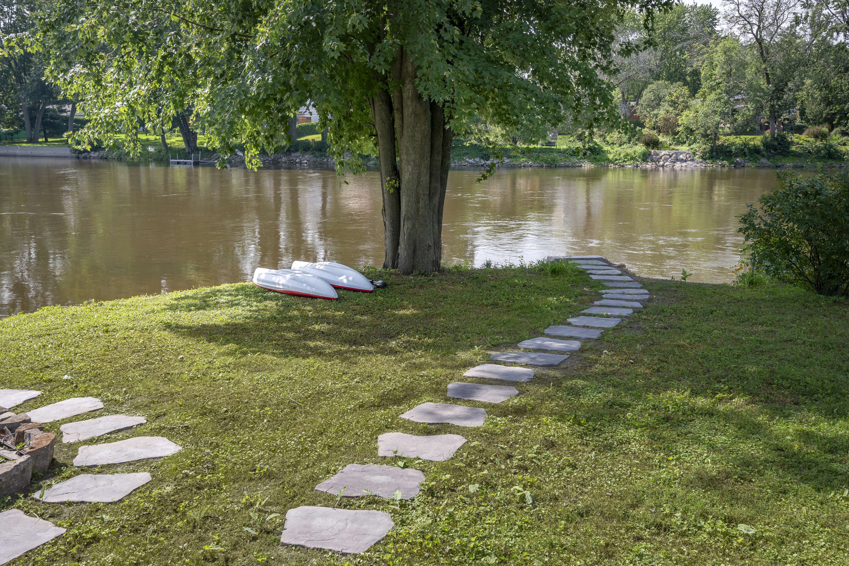 Rinox Japanese Path Stone in Marble Grey set in landscape