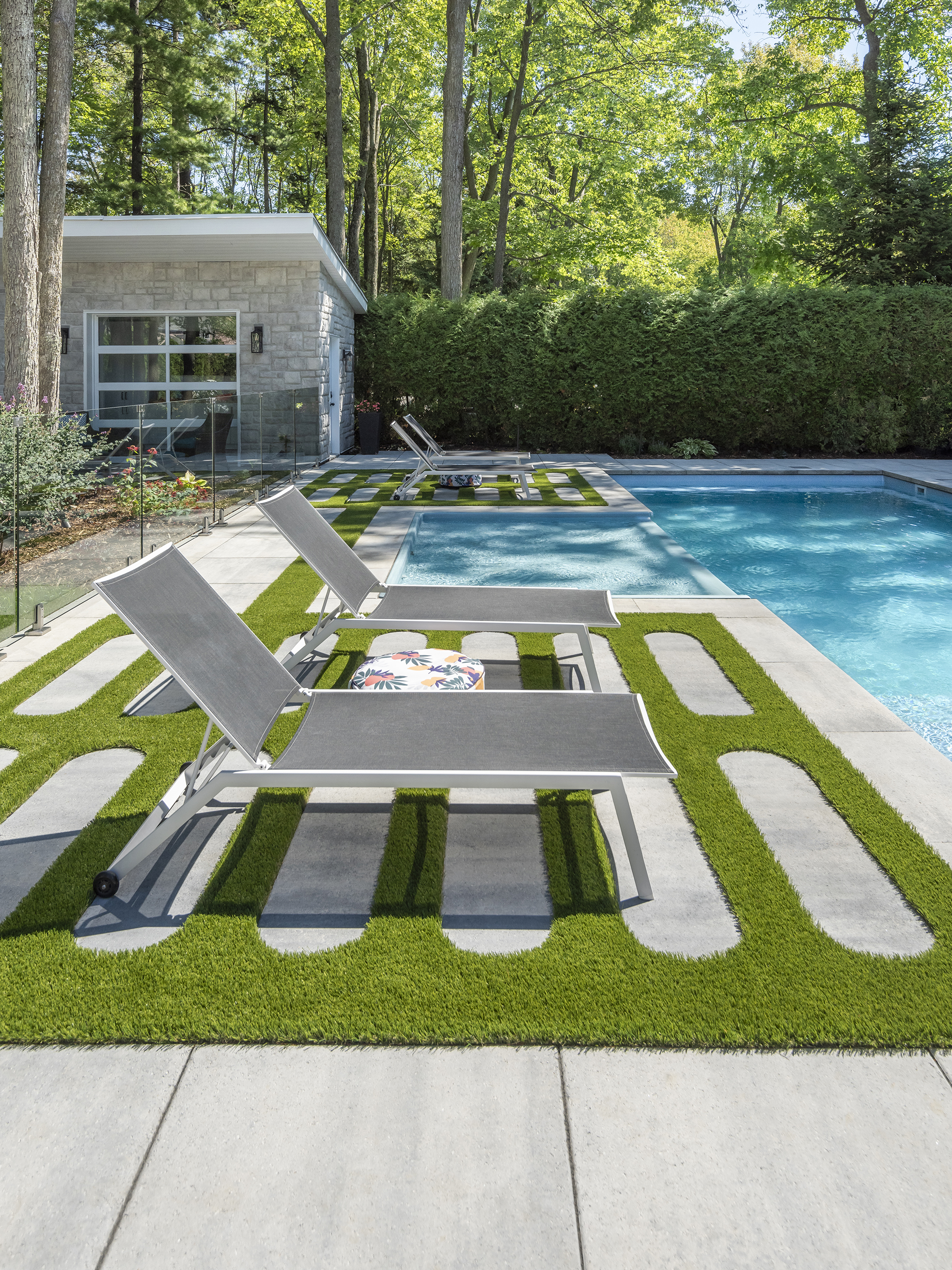 Rinox OKUTA path stones in Husky paired with PROMA Quadra paver in Mist