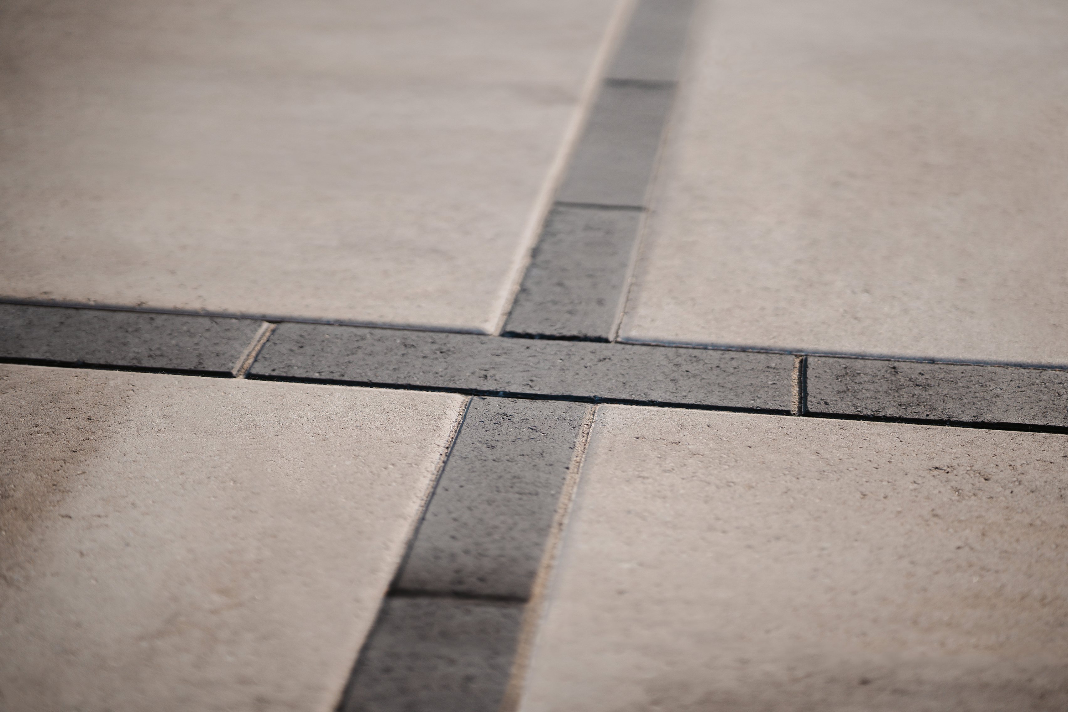 Rinox PROMA Barrette plank format paver in Caviar
