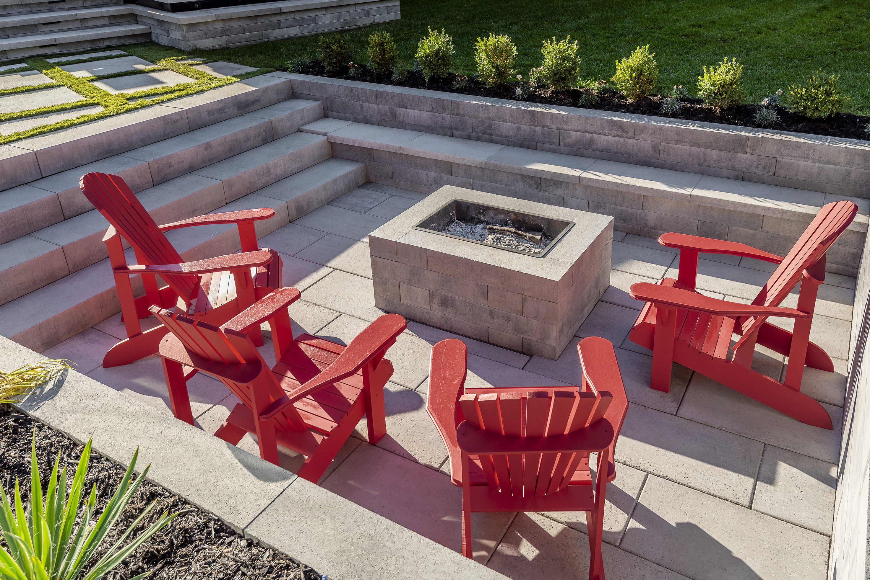 Rinox ALONSO wall in Mist with PROMA XL paver in Whistler